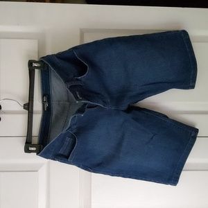 Lee's mid rise Bermuda